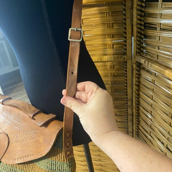 Artisan Woven Straw & Leather Saddle Bag Crossbody – Handcrafted Boho Satchel - Picture 4 of 9